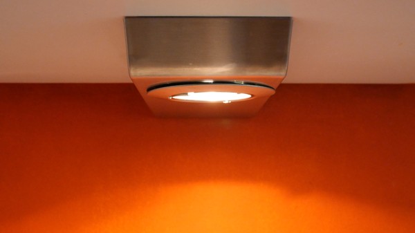 Küchen-Halogenlampe leuchtet an Wand