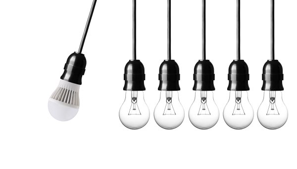 Leuchtmittel-Pendel - LED-Lampe schlägt Glühbirne