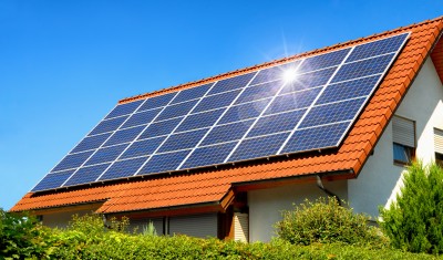 Solarstrom-Dach in der Sonne 