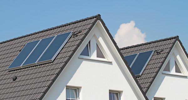 Solarthermie Kollektor auf Haus-Dach